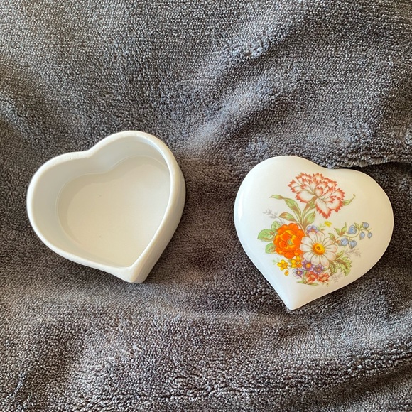 Vtg mini porcelain heart shaped trinket box EUC